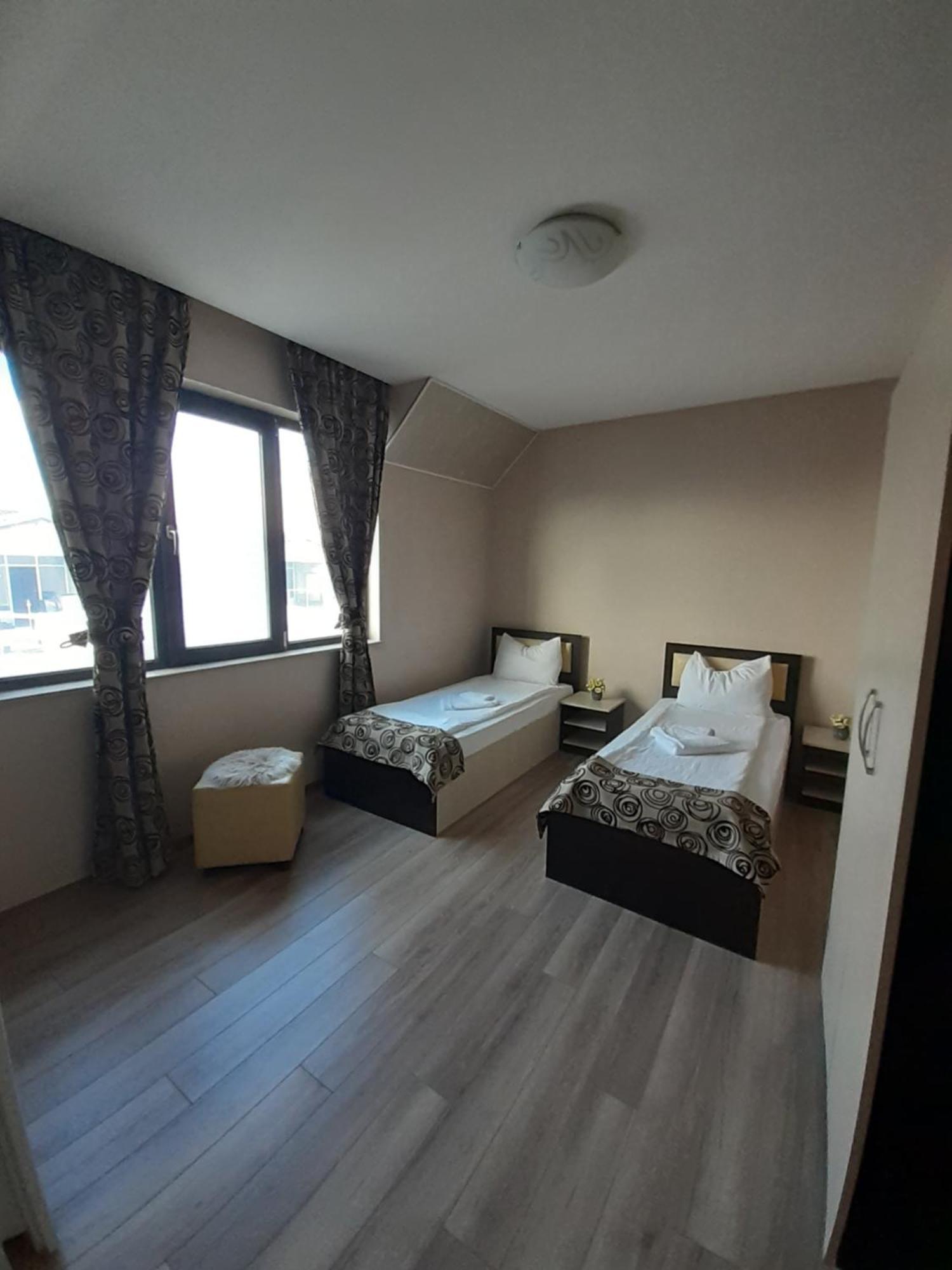 אסנובגראד Alexander Hotel מראה חיצוני תמונה