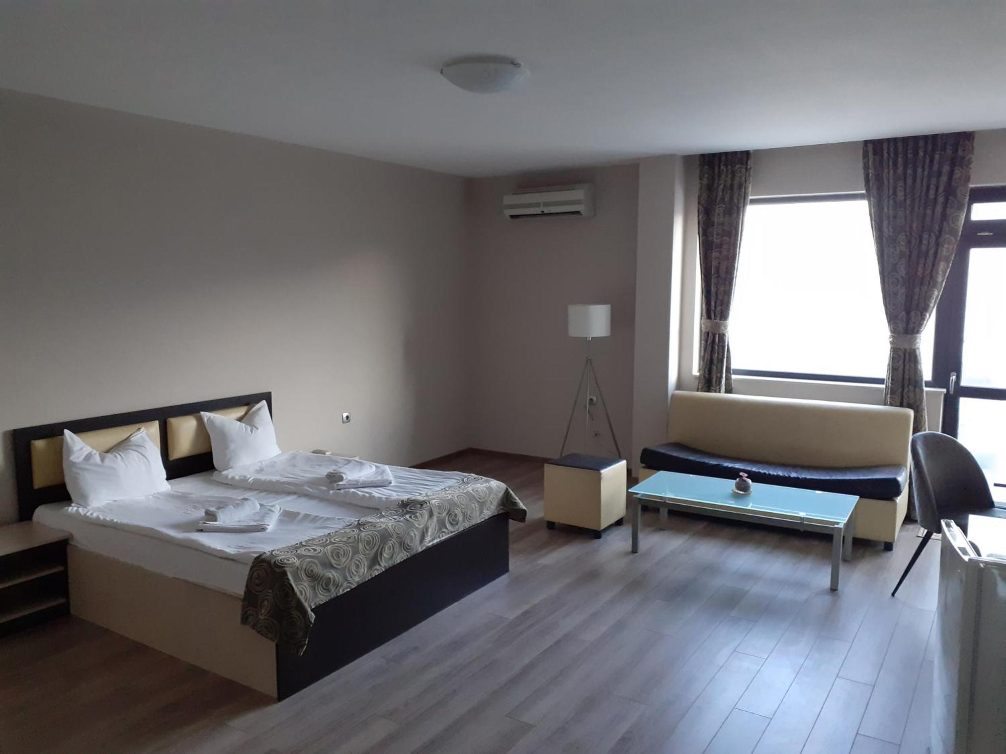 אסנובגראד Alexander Hotel מראה חיצוני תמונה