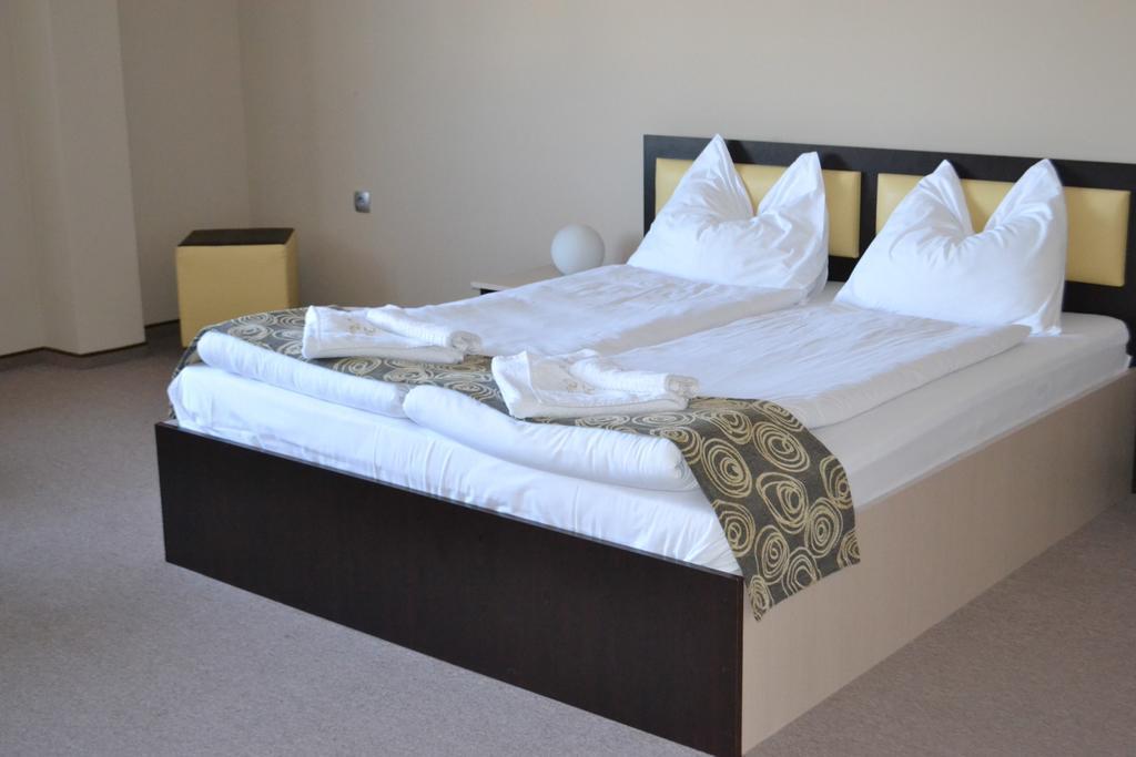 אסנובגראד Alexander Hotel מראה חיצוני תמונה