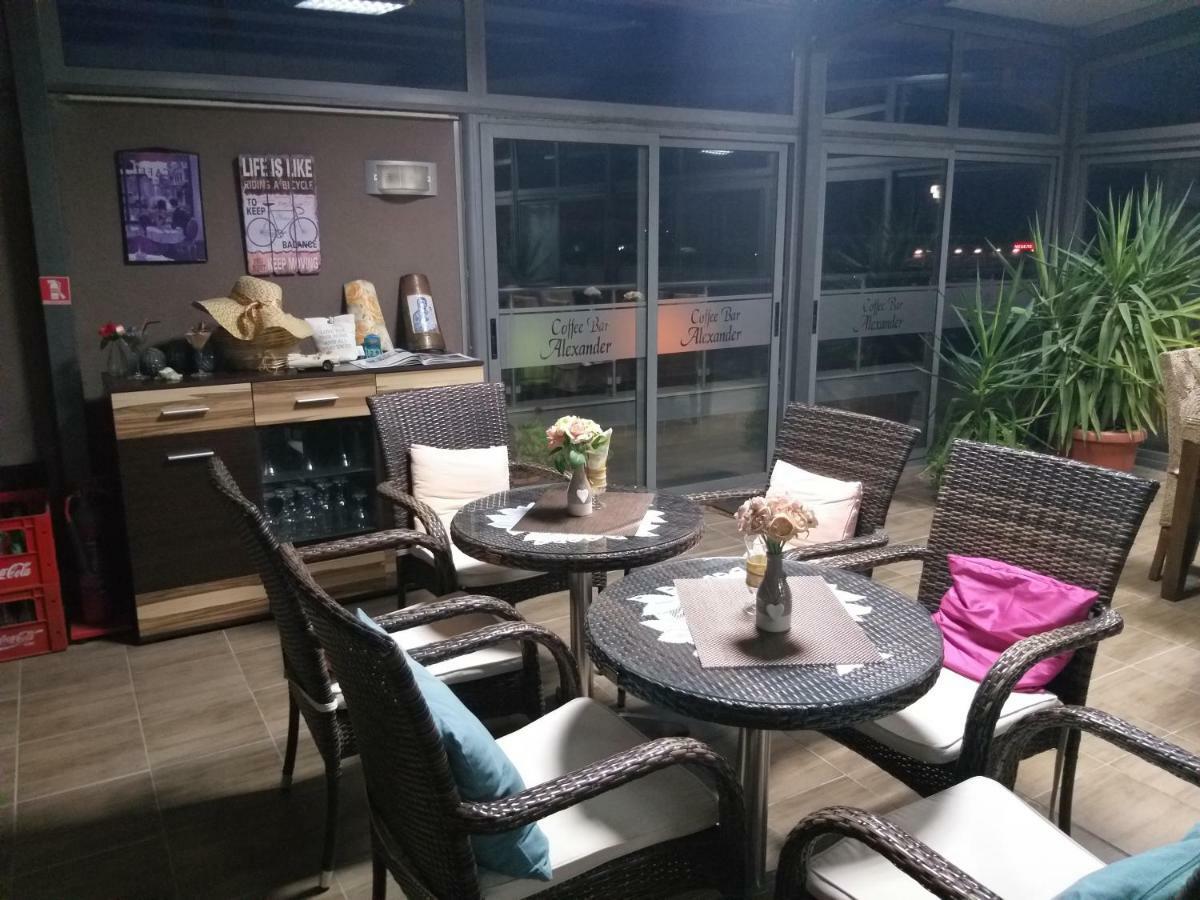 אסנובגראד Alexander Hotel מראה חיצוני תמונה