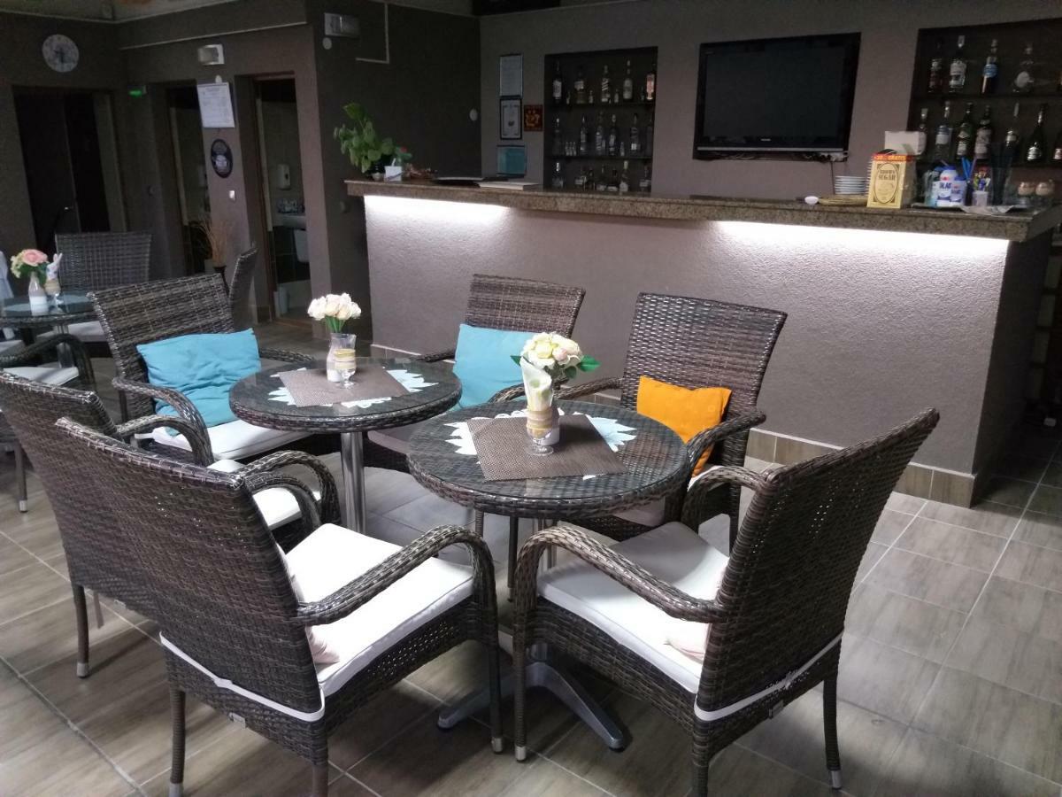 אסנובגראד Alexander Hotel מראה חיצוני תמונה