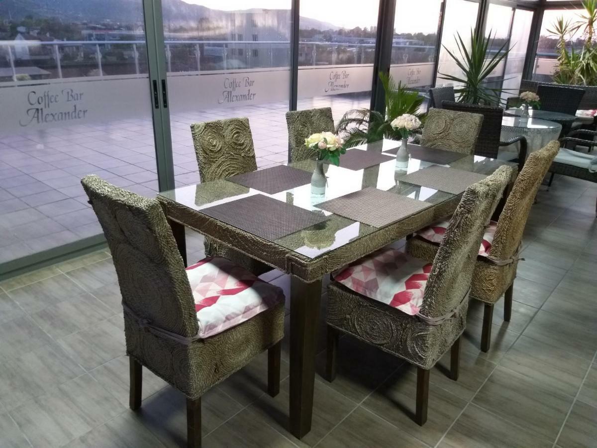אסנובגראד Alexander Hotel מראה חיצוני תמונה